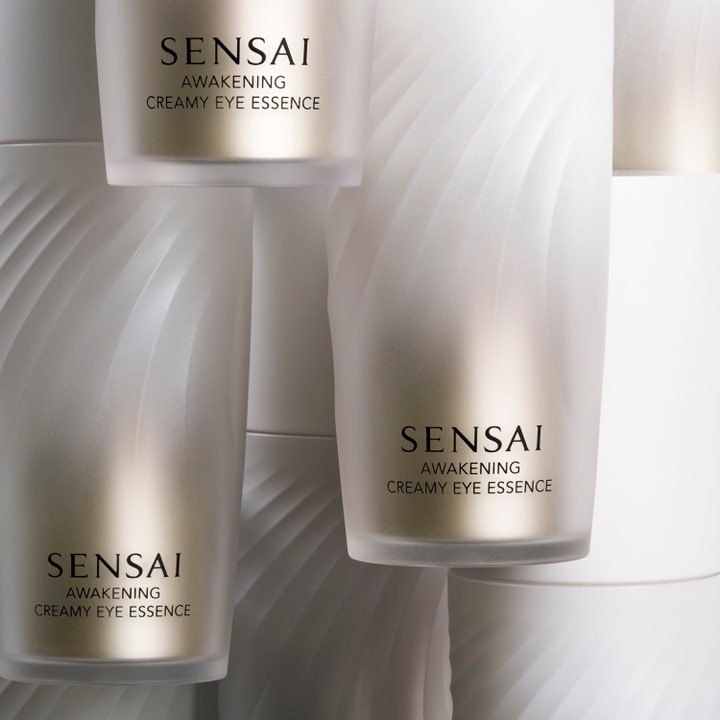 Sensai Awakening Creamy Eye Essence 20 g silmänympärysvoide useassa huurteisessa pullossa.