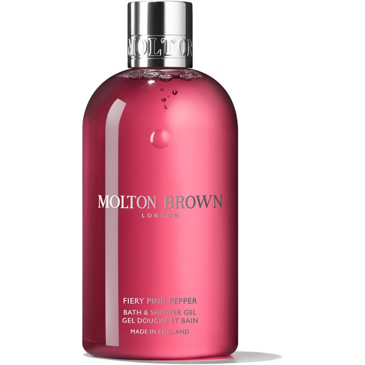 Molton Brown Fiery Pink Pepper 300 ml suihkugeeli on vaaleanpunaista nestettä kirkkaassa pullossa hopeisella korkilla.