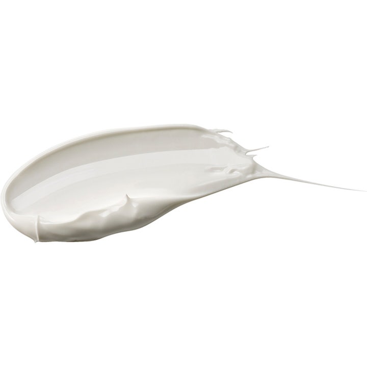 Huxley Sun Essence Stay Sun Safe SPF50+ 50 ml suojaava aurinkovoide ja pehmeä valkoinen voidekoostumus
