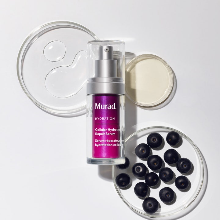 Murad Cellular Hydration Repair Serum 30 ml kosteuttava seerumi purppurassa pullossa petrimaljojen ja marjojen kera.