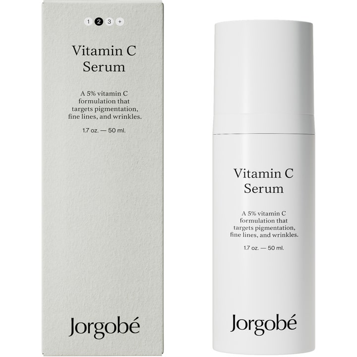 Kirkastava Jorgobé Vitamin C Serum 50 ml kasvoseerumi valkoisessa pumppupullossa ja harmaassa pakkauksessa.