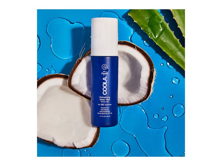 COOLA Refreshing Water Mist 50 ml SPF 18 kosteuttava kasvosuihke sinisessä pullossa kookoksen ja aloen kanssa