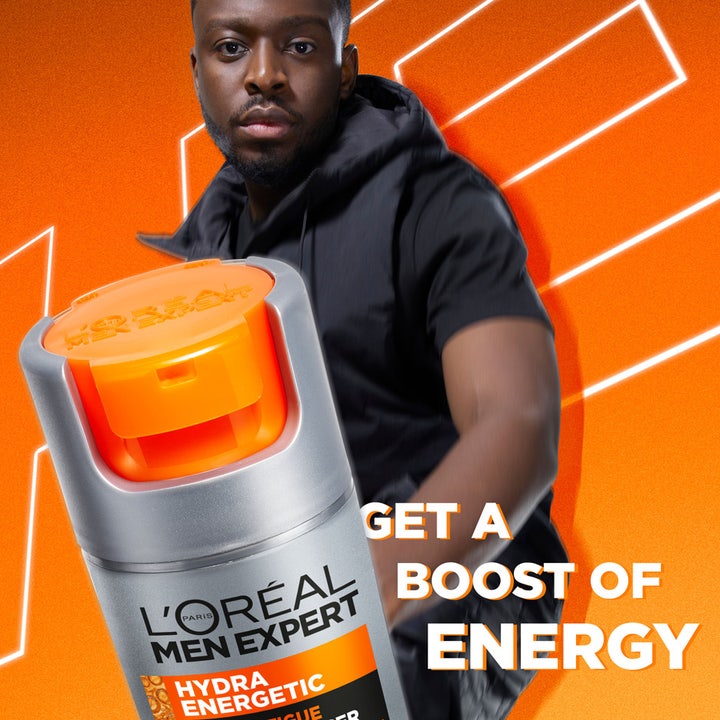 L'Oréal Paris Men Expert Hydra Energetic kosteuttava kasvovoide virkistää ihoa oranssissa lifestyle-kuvassa.