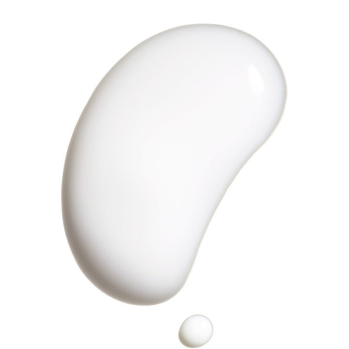 Shiseido Energistart 255 ml niasiiniamidia sisältävä ihonhoito miehille valkoisella ja sileällä voidetekstuurilla.