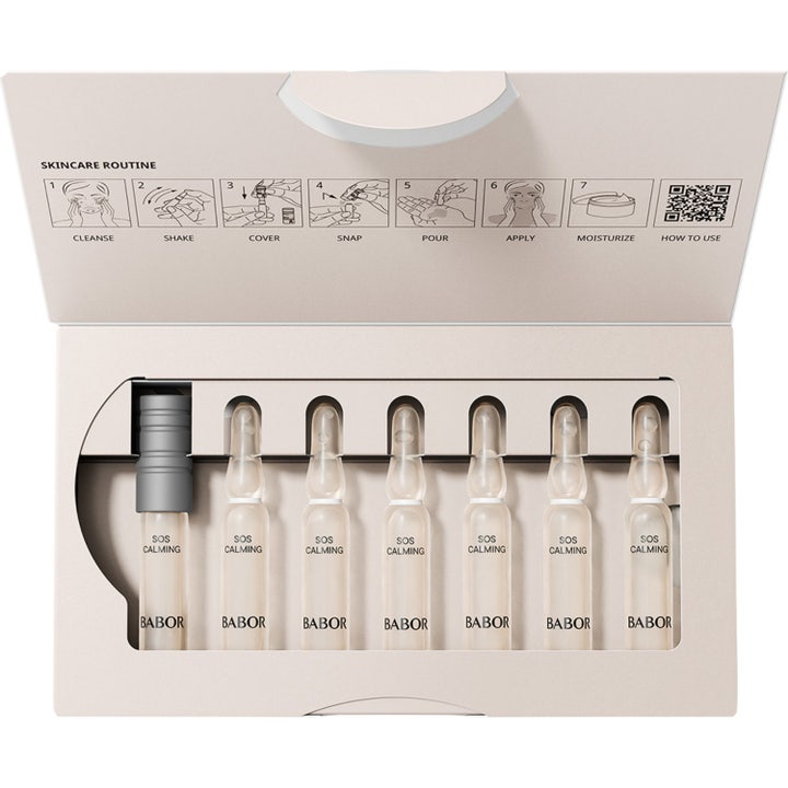 Babor Ampoule SOS Calming 14 ml rauhoittava seerumi seitsemän lasiampullia ja avaja avatussa pakkauksessa.