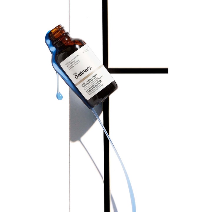 The Ordinary Multi-Peptide + Copper Peptides 1% Serum 30 ml ruskeassa pullossa josta valuu kirkkaansinistä nestettä
