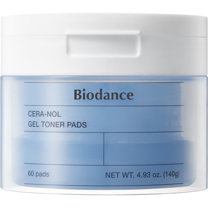 Biodance Cera-nol Gel Toner Pads 60 kpl rauhoittavat kasvovesilaput vaaleansinisessä purkissa valkoisella kannella.