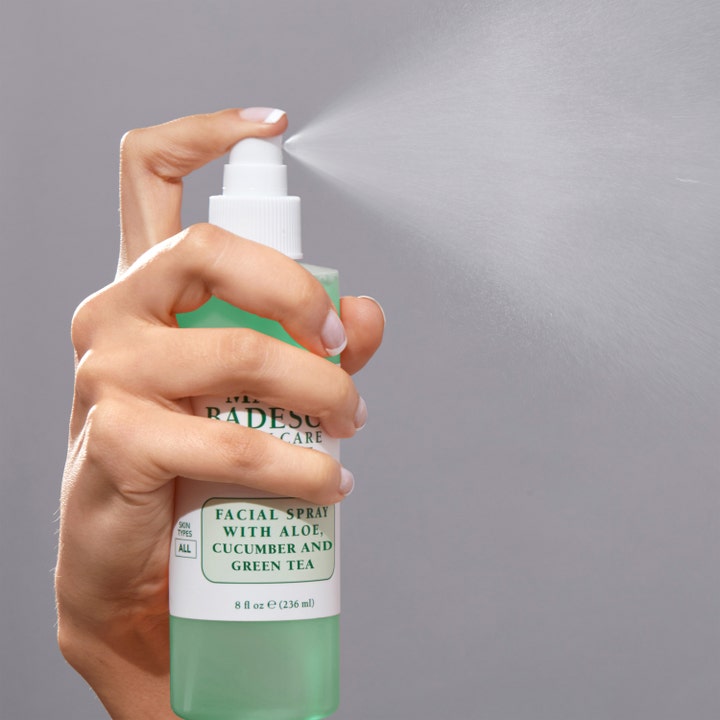 Mario Badescu Facial Spray Aloe, Cucumber & Green Tea 118 ml raikastava kasvosuihke jota suihkutetaan hienona sumuna.