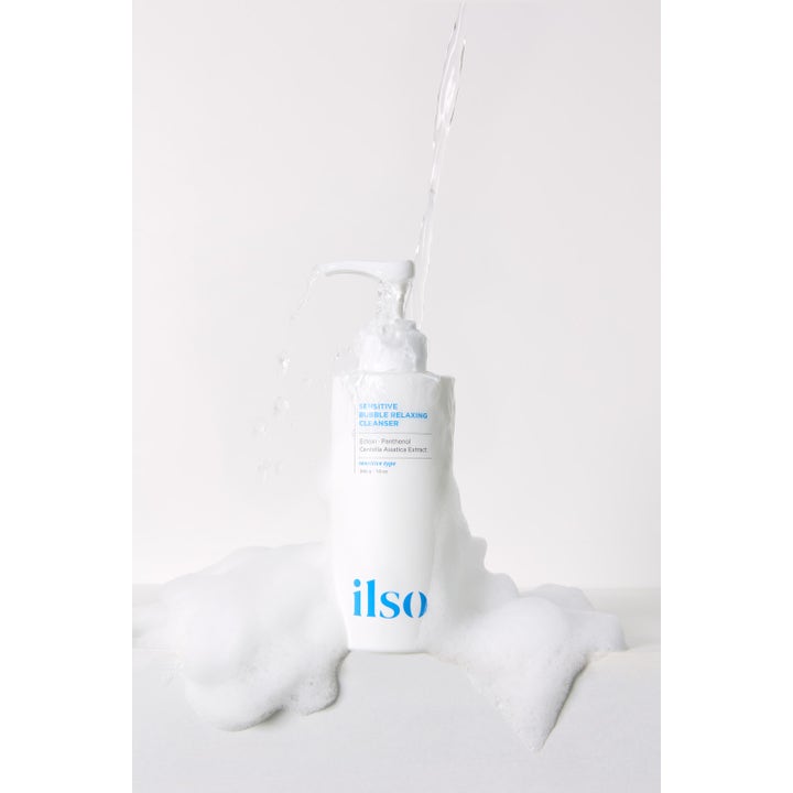 Ilso Sensitive Bubble Relaxing Cleanser 200 g puhdistusvaahto valkoisessa pumppupullossa vesiroiskeilla.