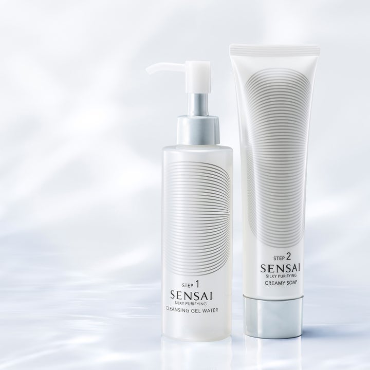 Sensai Silky Purifying Cleansing Gel Water 150 ml puhdistusgeeli pumppupullossa ja puhdistussaippua tuubissa.