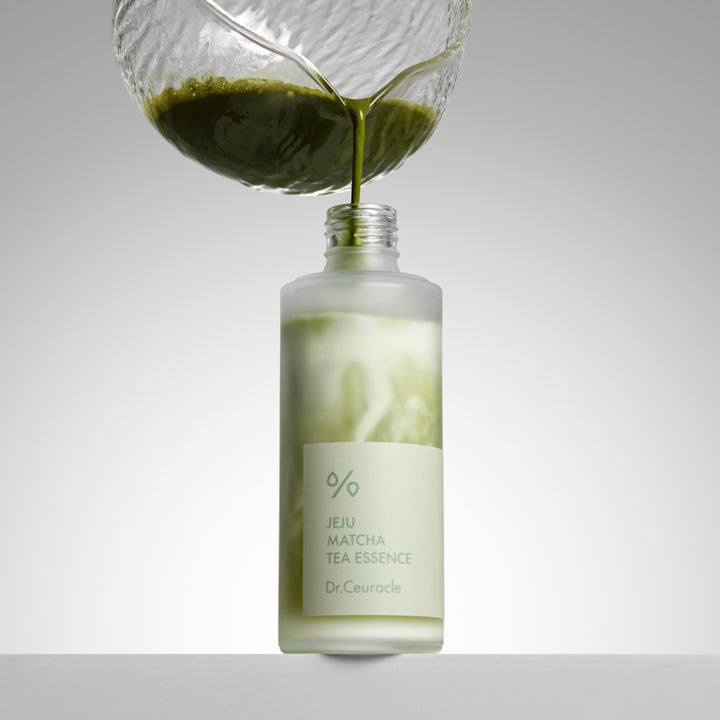Dr. Ceuracle Jeju Matcha Tea Essence 150 ml rauhoittava kasvovesi, vihreä matcha-uute kaatuu huurteiseen pulloon.
