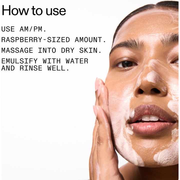 The INKEY List Oat Cleansing Balm 50 ml rauhoittava puhdistusvoide mallin iholla ja selkeät käyttöohjeet