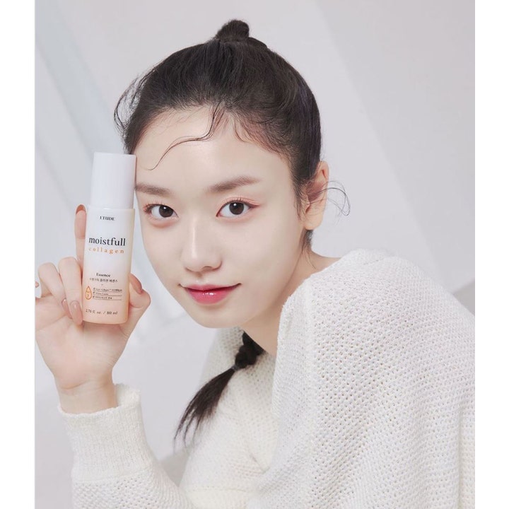 Etude Moistfull Collagen Essence 80 ml kosteuttava seerumi jota nainen pitelee kasvojensa vieressä.