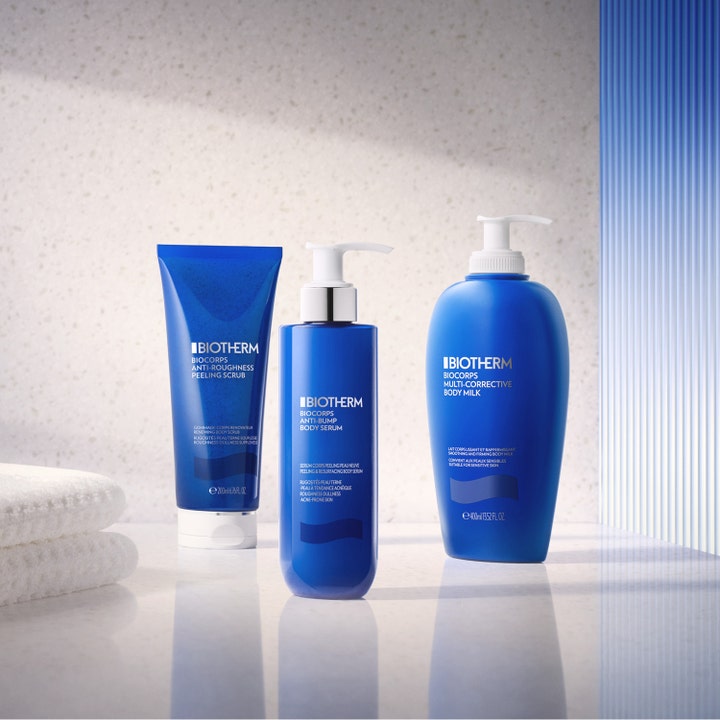 Biotherm Biocorps Multi-Corrective Body Milk 400 ml silottava vartalovoide sinisessä pumppupullossa muiden tuotteiden kanssa.
