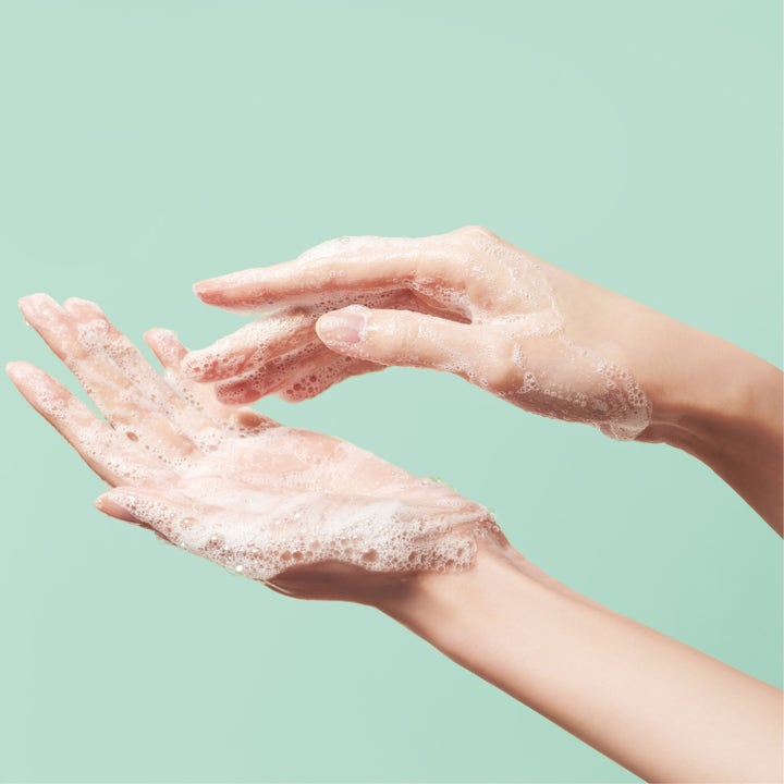 Make Prem Safe Me Oil To Foam Cleanser 200 ml puhdistusöljy muodostaa pehmeän valkoisen vaahdon käsissä vihreällä taustalla.