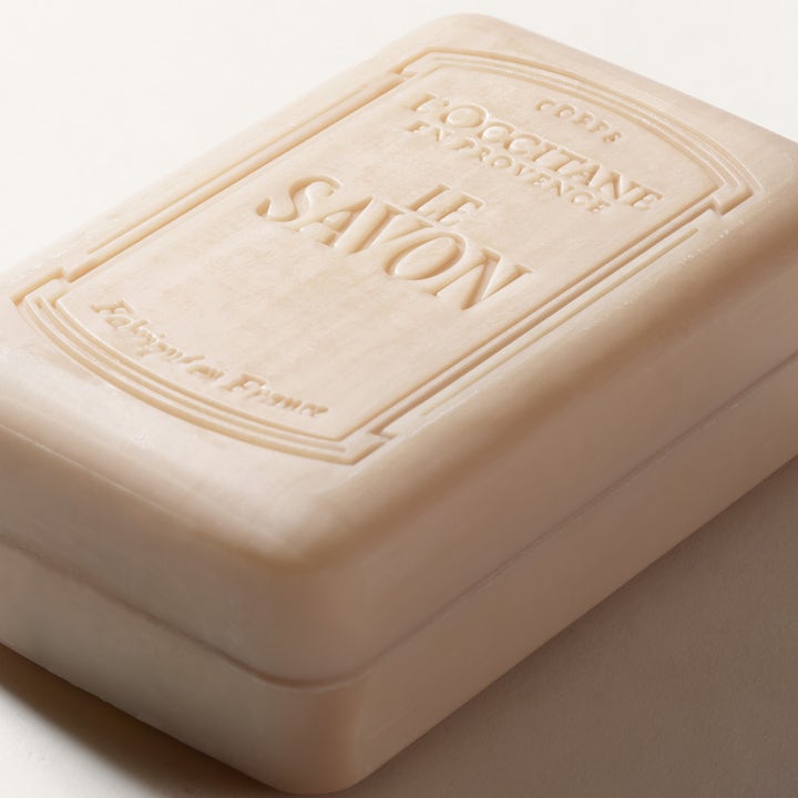 L'Occitane en Provence Shea Rich Body Soap 250 g kosteuttava vaalea palasaippua, jossa on kohokuvioitu teksti.
