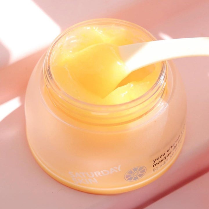 Saturday Skin Yuzu Vitamin C Sleep Mask 50 ml kirkastava yönaamio ja hyytelömäinen koostumus valkoisella lastalla.