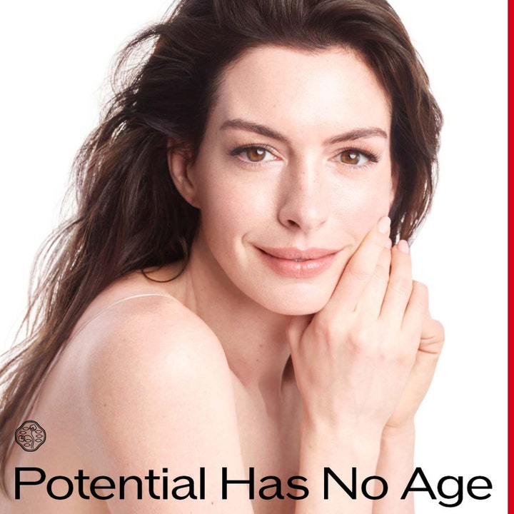Shiseido Vital Perfection Overnight Firming Treatment 80 ml kiinteyttävä yövoide Anne Hathaway ja Potential Has No Age teksti