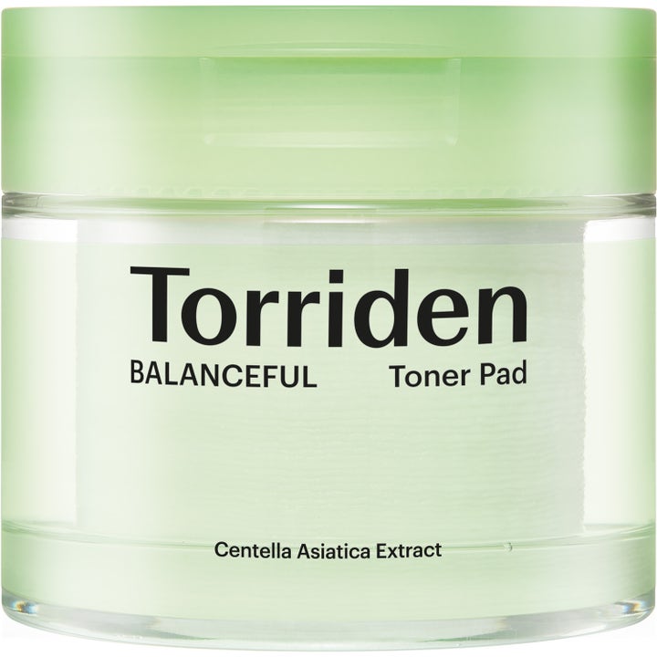 Torriden Balanceful Toner Pad rauhoittava kasvovesilappu vaaleanvihreässä läpinäkyvässä purkissa cica-uutteella