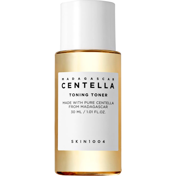SKIN1004 Madagascar Centella Toning Toner 30 ml rauhoittava kasvovesi kirkkaassa meripihkanvärisessä pullossa.