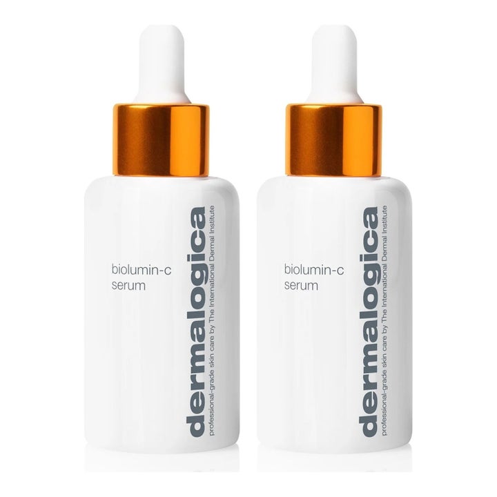 Dermalogica Biolumin-C Serum kirkastava C-vitamiiniseerumi kahdessa valkoisessa pipettipullossa oranssilla kauluksella.