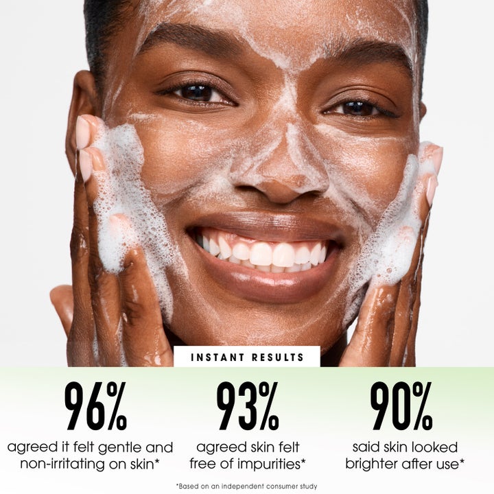 bareMinerals Skinlongevity Plush Gentle Foaming Cleanser 120 ml puhdistusvaahto kirkastaa ja puhdistaa kasvot hellävaraisesti.