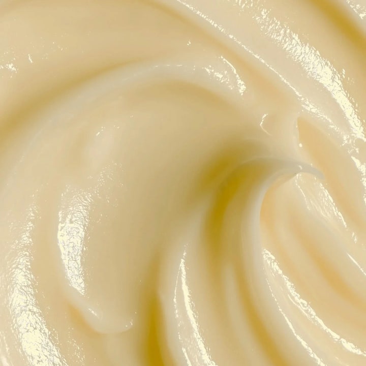 MANTLE The Rich Cream 50 ml suojaava ja kosteuttava kasvovoide jonka koostumus on paksu ja kermainen.