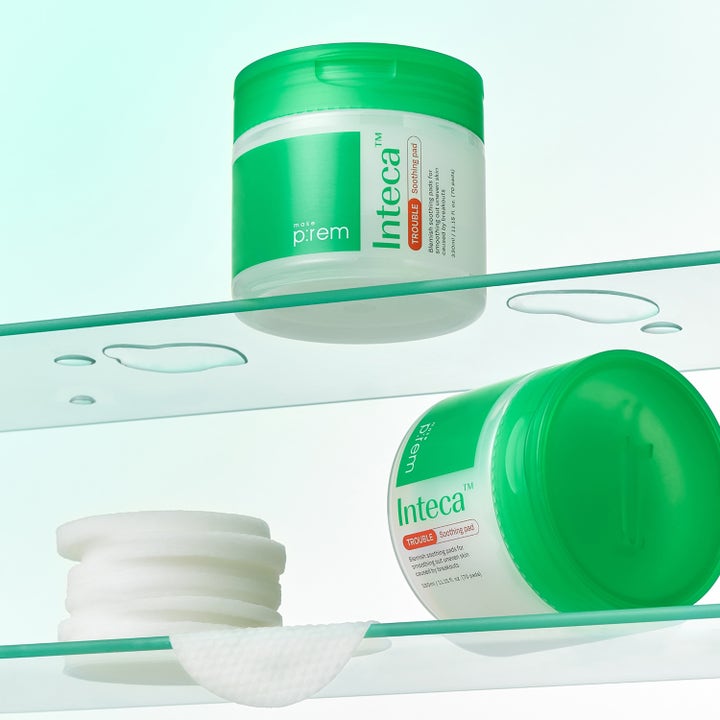 Make Prem Inteca Trouble Soothing Pads 70 kpl rauhoittavat hoitolaput vihreäkantisessa purkissa ja pino valkoisia lappuja