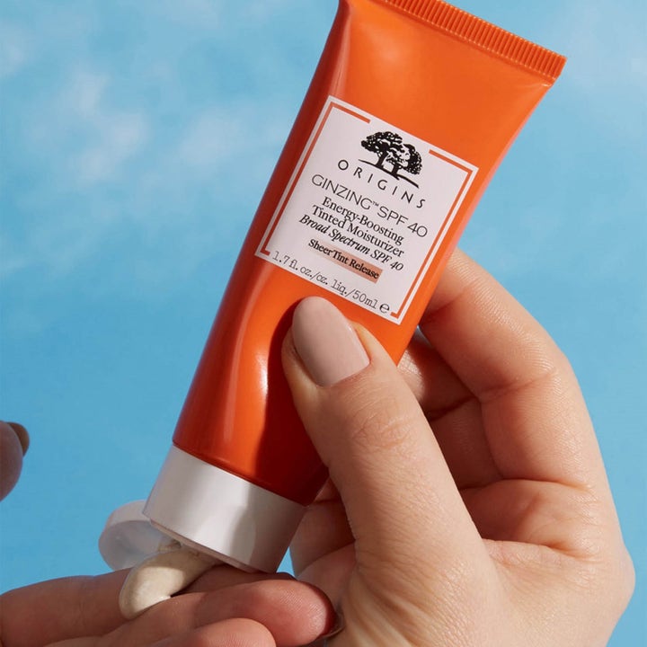 Niche Beauty Lab Vitamin C Kick 80 ml kirkastava aurinkovoide. Oranssi tuubi, josta puristetaan voidetta kädelle.