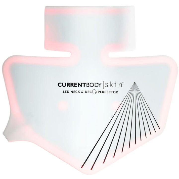 CurrentBody Skin LED Neck & Dec Perfector LED-valohoitolaite on valkoinen silikoninen maski punaisella hohdolla.