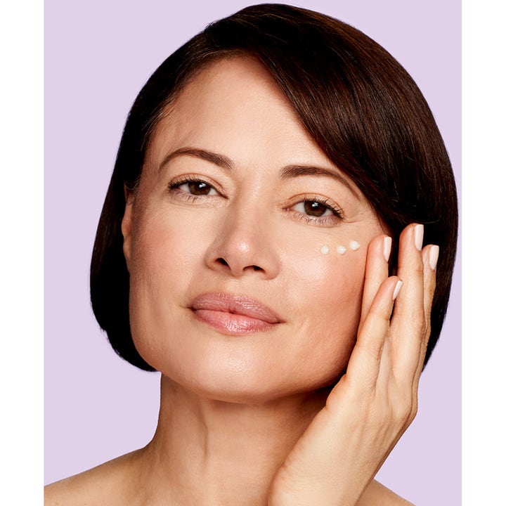 Exuviance Age Reverse Eye Contour 15 g silmänympärysvoide nainen levittää kolme pistettä voidetta silmän alle