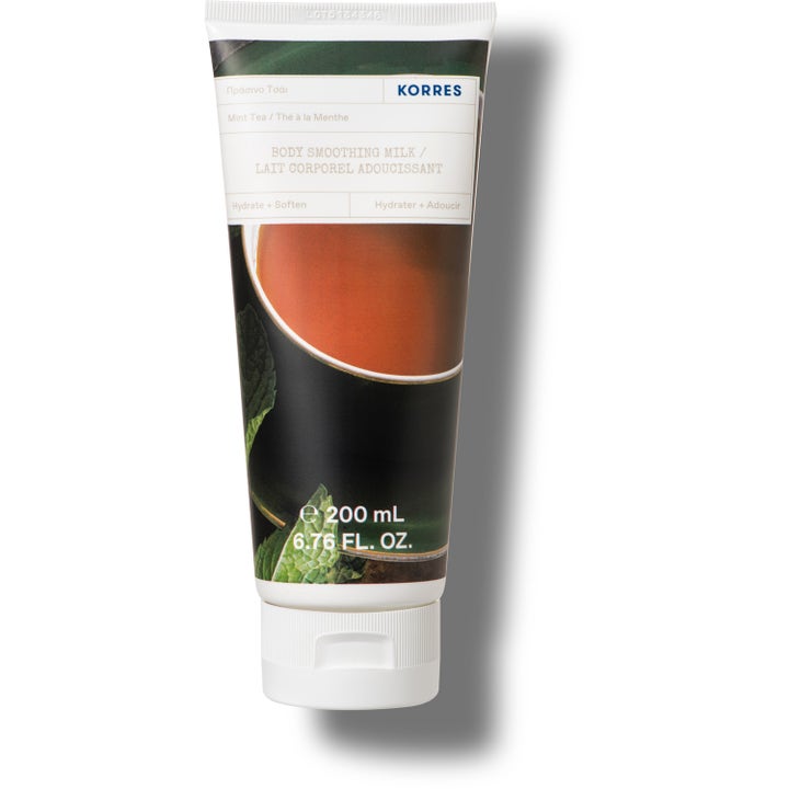Korres Mint Tea Body Smoothing Milk 200 ml pehmentävä vartalomaito valkoisessa tuubissa jossa on teen ja mintun kuvia.