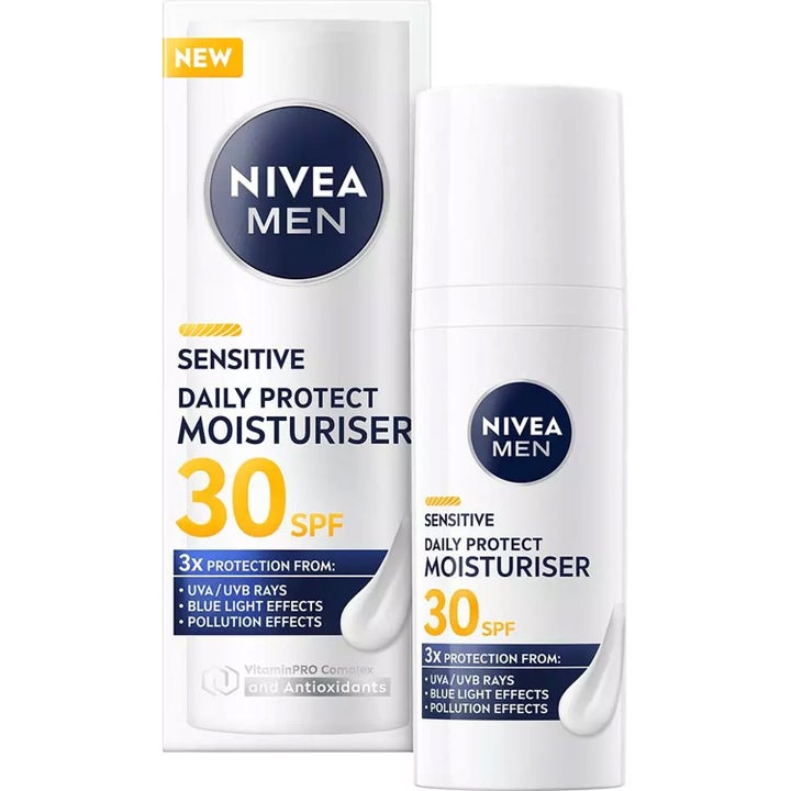 Nivea Men Sensitive Daily Protect Moisturiser SPF 30 kasvovoide herkälle iholle valkoisessa pumppupullossa ja rasiassa.