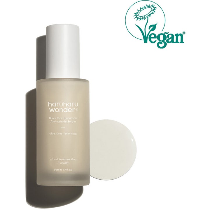 haruharu wonder Black Rice Hyaluronic Anti-wrinkle Serum 50 ml vegaaninen seerumi huurteisessa pullossa vaalea tekstuuri