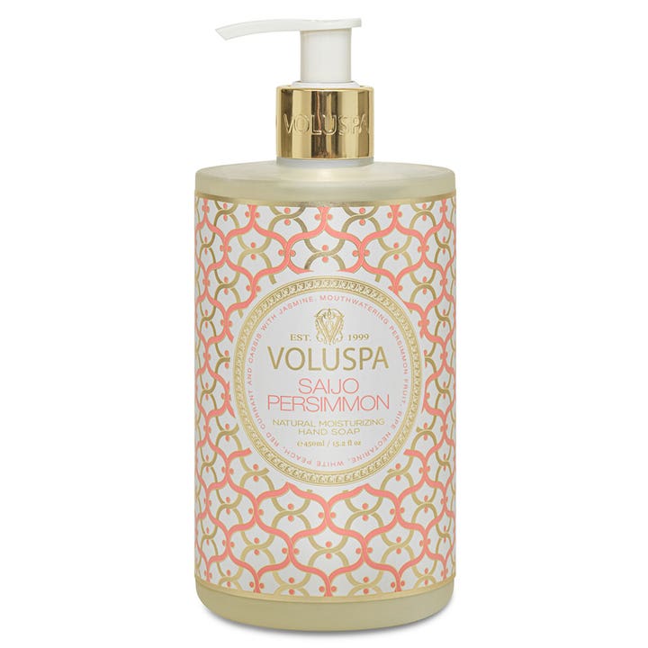 Voluspa Saijo Persimmon 450 ml kosteuttava käsisaippua vaaleanpunaisessa kuviollisessa pullossa kultaisella kauluksella.