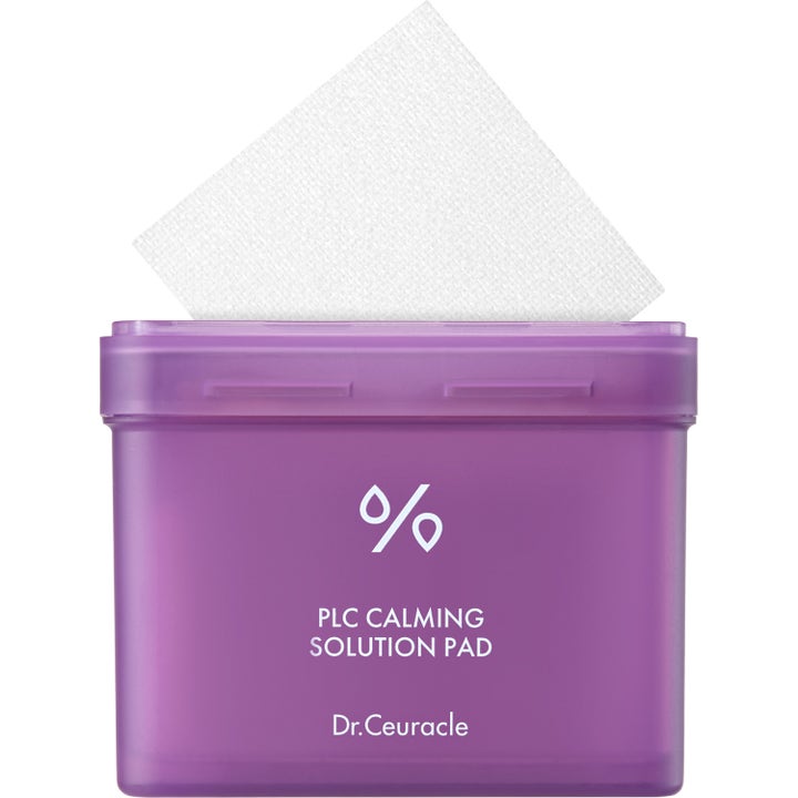 Dr. Ceuracle PLC Calming Solution Pad 130 kpl rauhoittava kasvovesi violetissa rasiassa valkoisella hoitolapulla.
