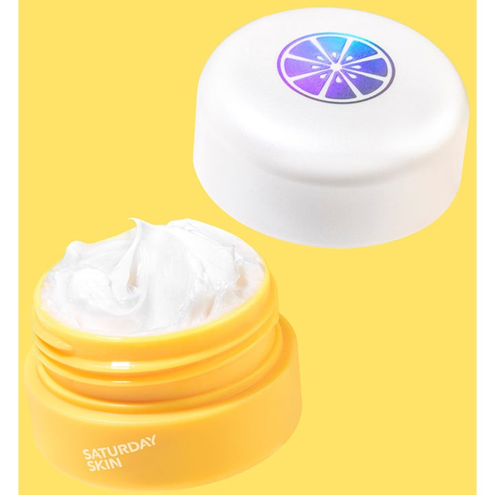 Saturday Skin Yuzu Vitamin C Bright Eye Cream 15 ml kirkastava ögonkräm keltaisessa purkissa valkoisella voiteella