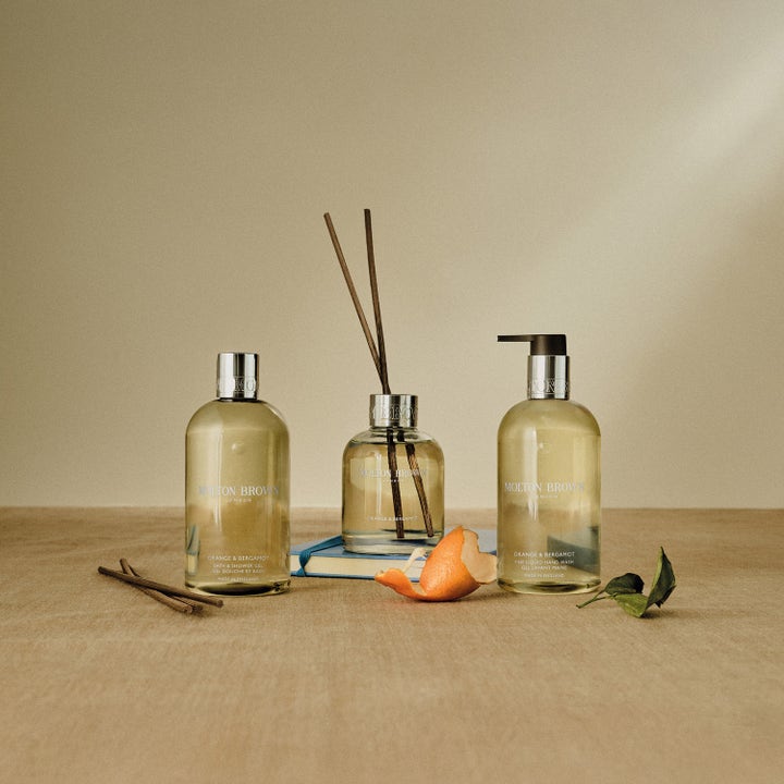 Molton Brown Orange & Bergamot Fine Liquid Hand Wash 300 ml raikas käsisaippua osana tuotesettiä appelsiinin kuoren kera.