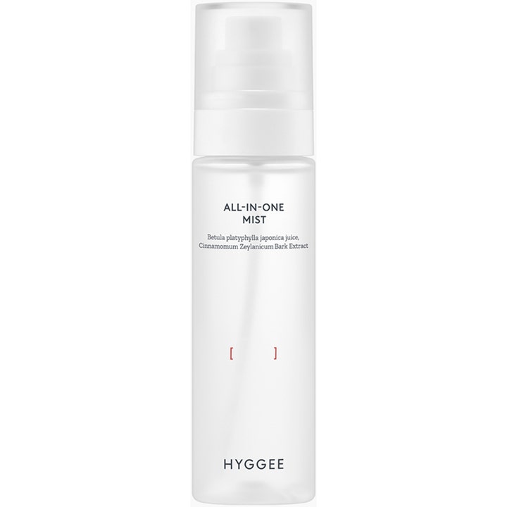 Hyggee All-In-One Mist 100 ml kosteuttava kasvosuihke huurteisessa muovipullossa, jossa on läpinäkyvä korkki.