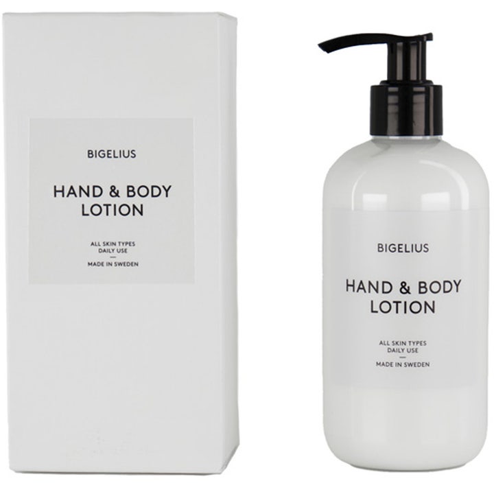 Bigelius Hand & Body Lotion kosteuttava vartalovoide valkoisessa pumppupullossa mustalla pumpulla ja valkoinen kotelo.