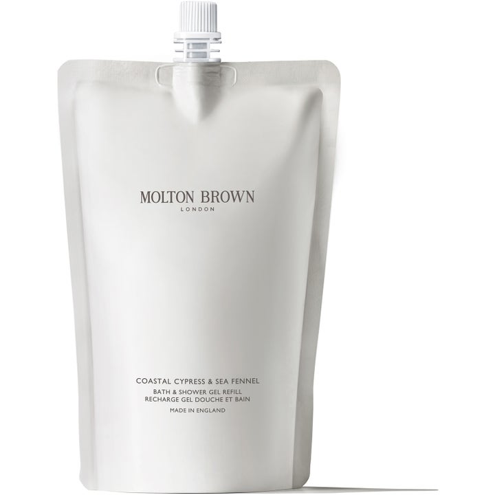 Molton Brown Coastal Cypress & Sea Fennel 400 ml suihkugeelin täyttöpakkaus on valkoinen ja pelkistetty muovipussi.