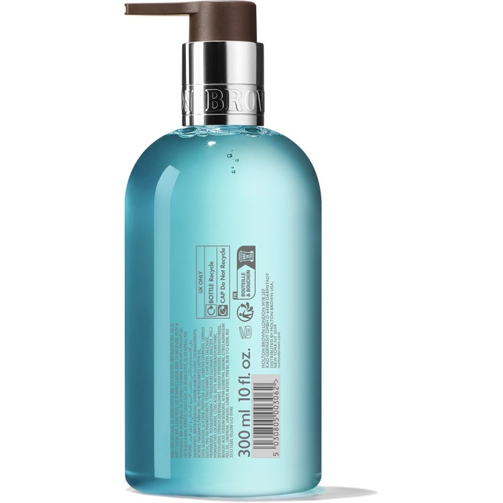 Molton Brown Coastal Cypress & Sea Fennel Hand Wash 300 ml käsisaippua takaa katsottuna sinisessä pullossa
