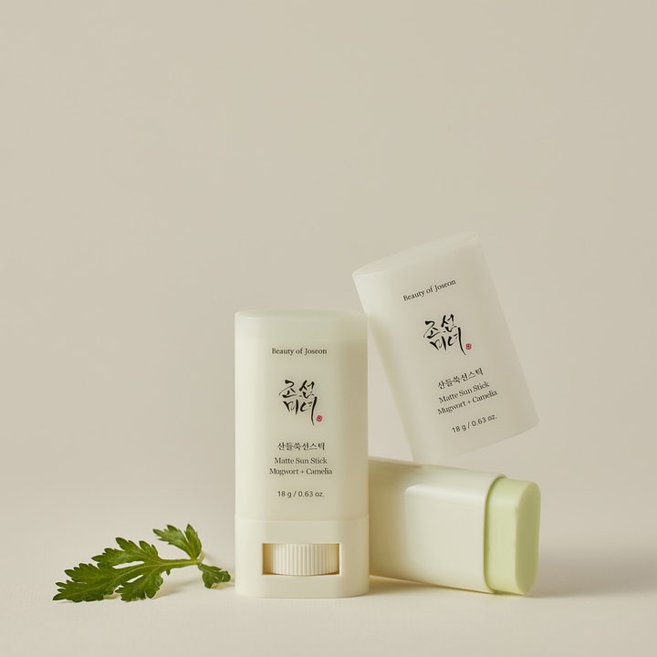 Beauty of Joseon Matte Sun Stick 18 g mattapintainen aurinkosuojapuikko vaaleissa hylsyissä vihreän pujo-lehden kera