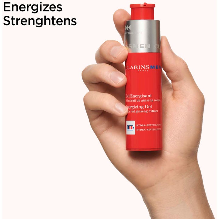 Clarins Clarins Men Energizing Gel 50 ml virkistävä kasvogeeli punaisessa pullossa miehen kädessä