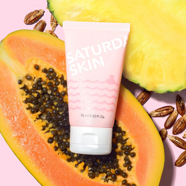 Saturday Skin Rub-a-Dub Refining Peel Gel 75 ml kirkastava kuorillageeli vaaleanpunaisessa tuubissa papaijan päällä.