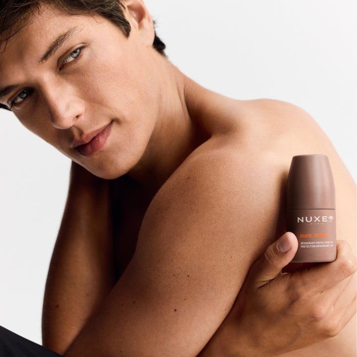 Nuxe Men 24Hr Protect Deo 50 ml miesten deodorantti antaa 24h suojan ruskeassa pullossa miehen pitelemänä.