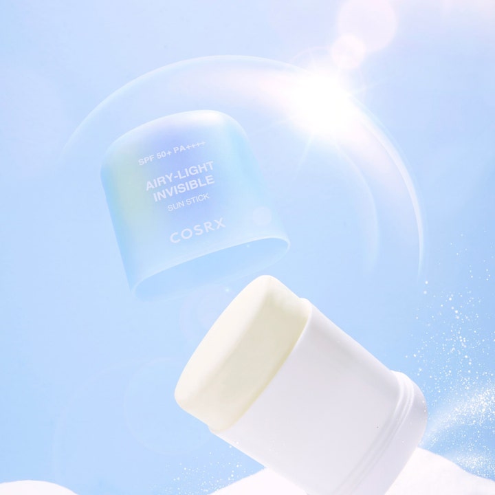 COSRX Airy-Light Invisible Sun Stick 19 g aurinkosuojapuikko suojaa ihoa vaaleansinisen kuplan sisällä.