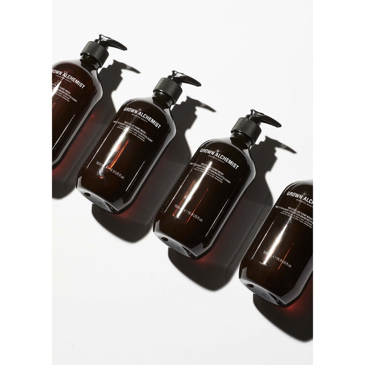Grown Alchemist Revitalize Hand Wash 500 ml elvyttävä käsisaippua neljässä ruskeassa pumppupullossa valkoisella pohjalla