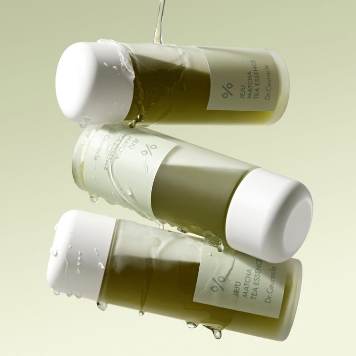 Dr. Ceuracle Jeju Matcha Tea Essence 150 ml kasvovesi kolmessa huurteisessa pullossa raikkaiden vesiroiskeiden kera