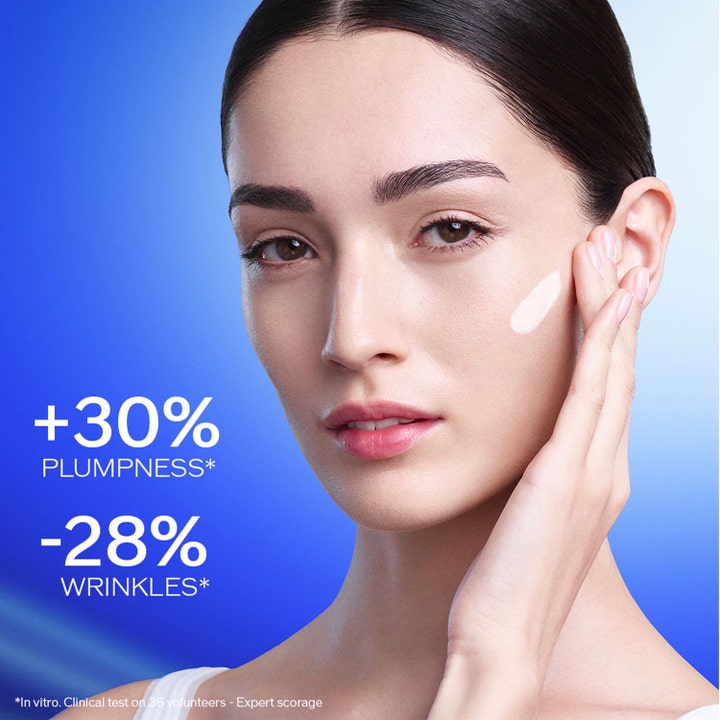 Shiseido BioPerformance Skin HiForce Cream 50 ml kasvovoide nainen levittää voidetta +30% plumpness -28% wrinkles